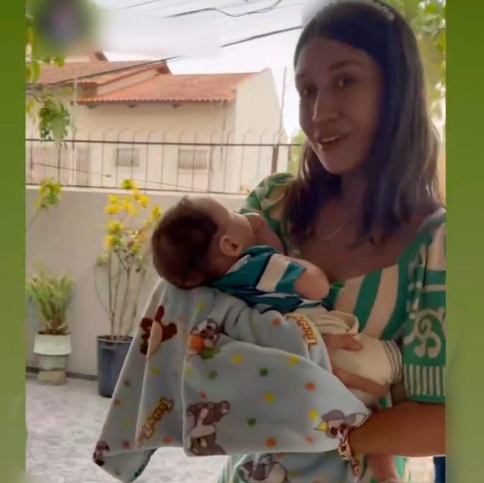 Gilmara Furuno apareceu com o filho no colo em imagens compartilhadas por parentes — Foto: Reprodução