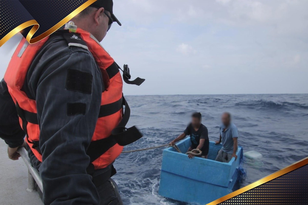 Pescadores são resgatados após passar 5 dias à deriva no Pacífico dentro de caixa térmica