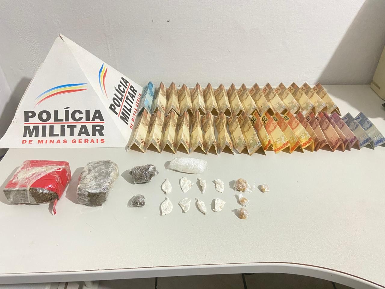 Dois homens são presos por tráfico após polícia encontrar drogas debaixo do fogão e descobrir vendas por aplicativo em Marilac