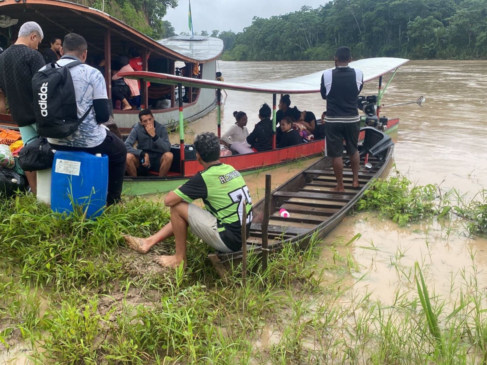 Barco com 6 atletas de futsal naufraga e um desaparece em cidade isolada no AC; vítima não usava colete