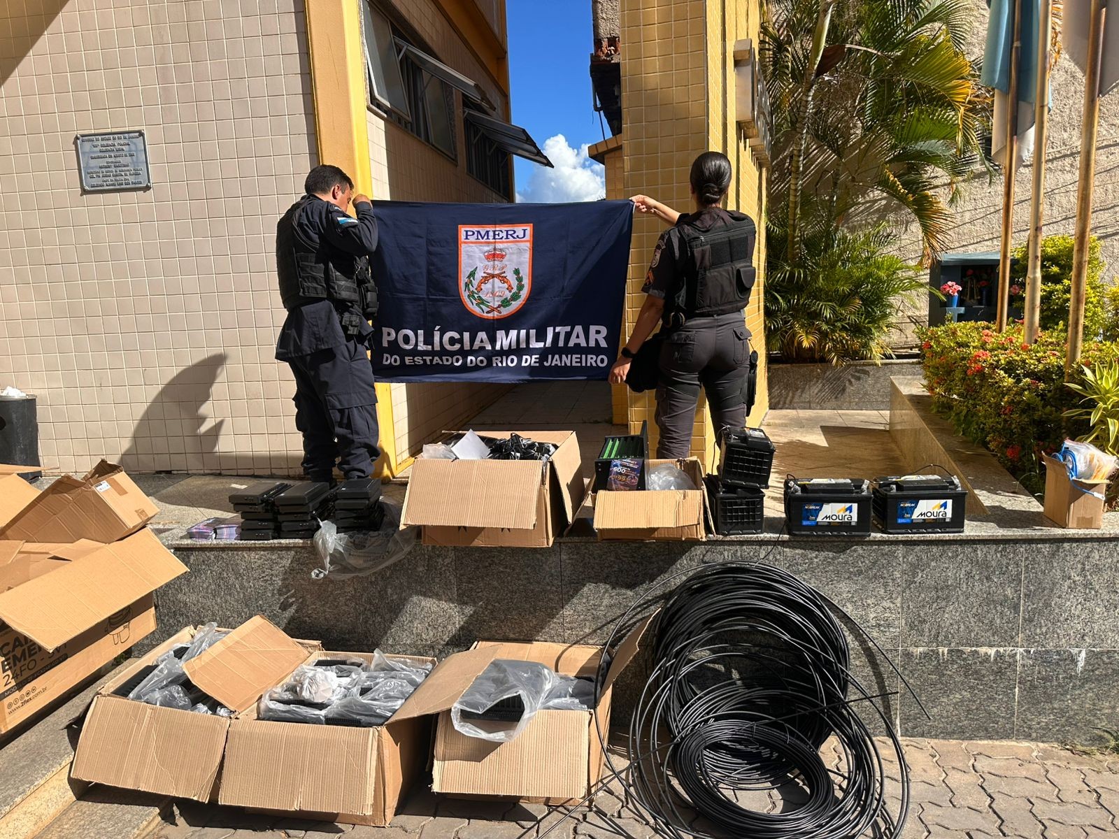 Polícia Militar apreende equipamentos de internet clandestina em Três Rios