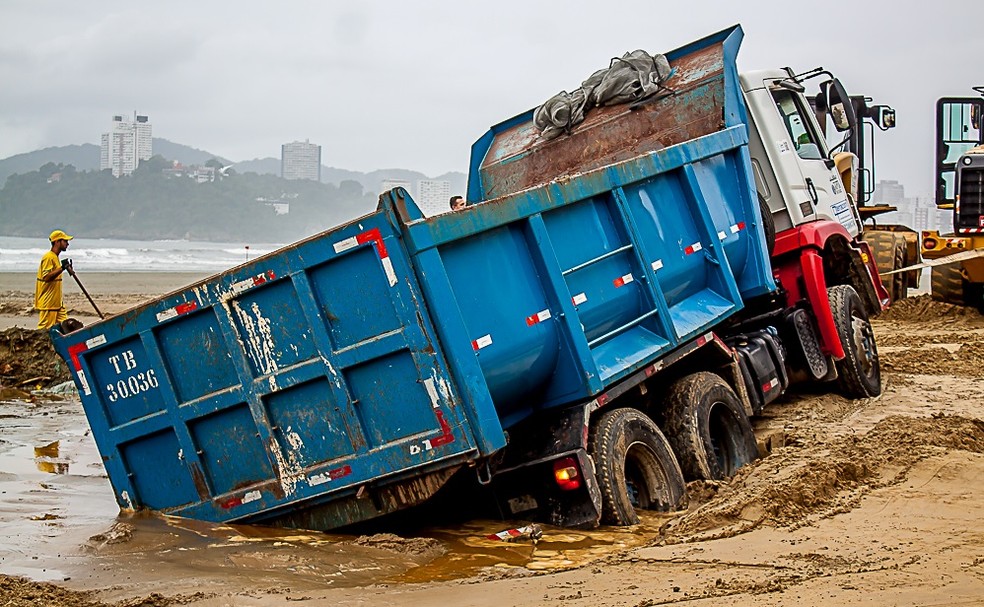 Caminhão é engolido por 'areia movediça' em praia do litoral de SP, Santos  e Região