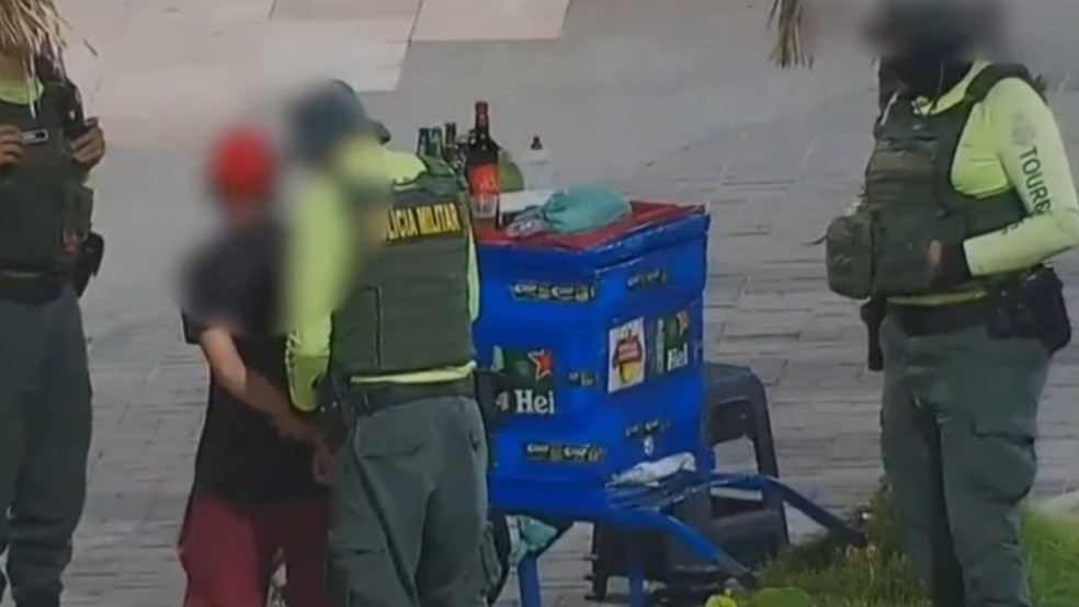 Vendedor de coco vendia drogas na Beira Mar de Fortaleza — Foto: TV Verdes Mares/Reprodução
