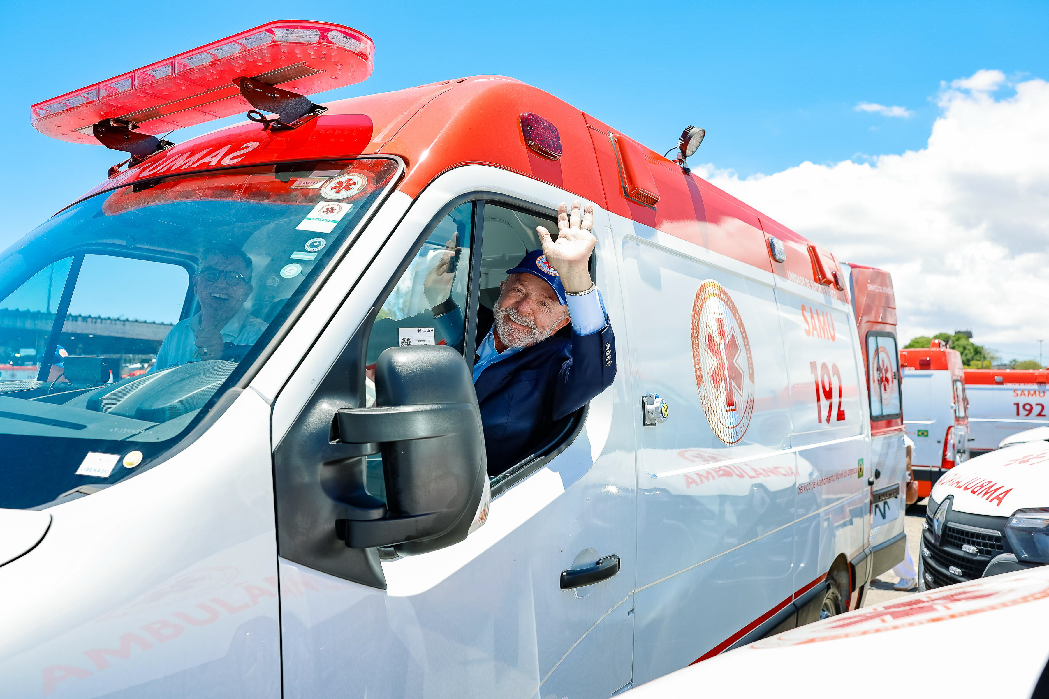 Presidente Lula entrega novas ambulâncias do Samu e anuncia investimento de R$ 345 milhões para a saúde da Bahia