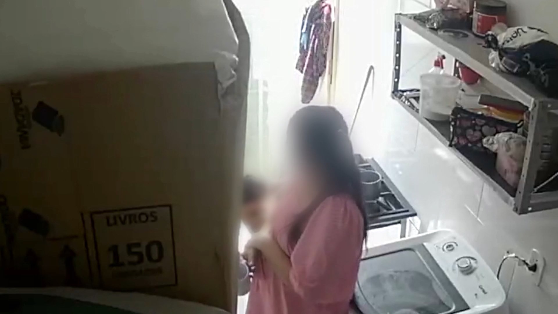 VÍDEO: criança de 2 anos sofre queimaduras após puxar fogão com panela quente em creche no ES