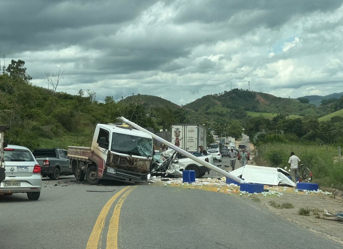 Acidente entre caminhão e carro deixa uma pessoa morta em MG