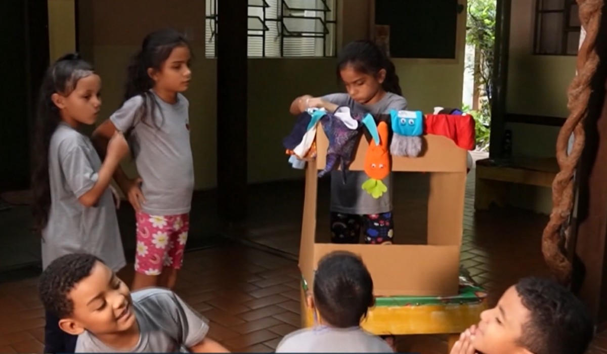 Gestora de projeto social usa trajetória de superação para inspirar jovens: 'O lugar que você mora não pode definir a sua vida'