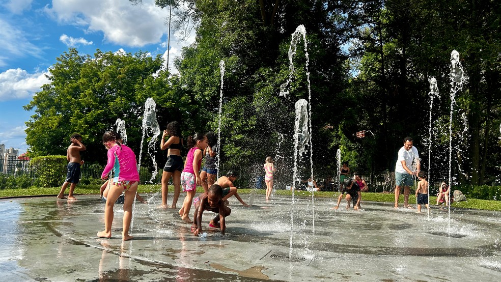Crianças se divertem em fonte no Museu do Ipiranga, na Zona Sul de São Paulo — Foto: Letícia Dauer/g1