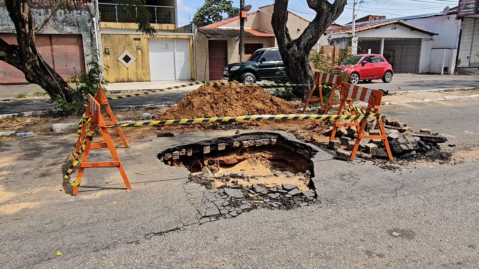 Buraco se abre após vazamento de água e interdita faixa de avenida em Natal