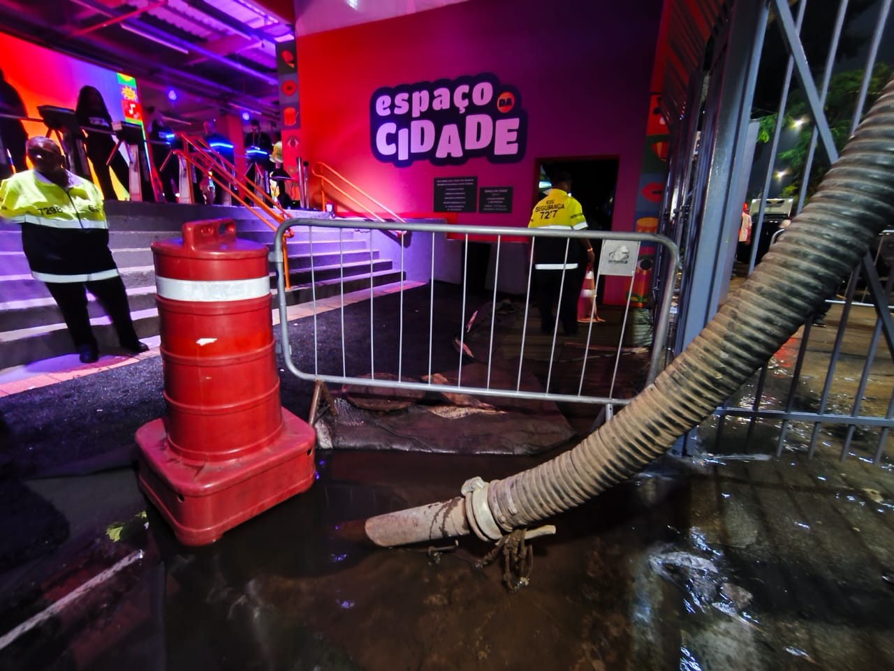 Cano estoura após chuva, e entrada do camarote da Prefeitura de SP no Anhembi fica alagada e com cheiro de esgoto