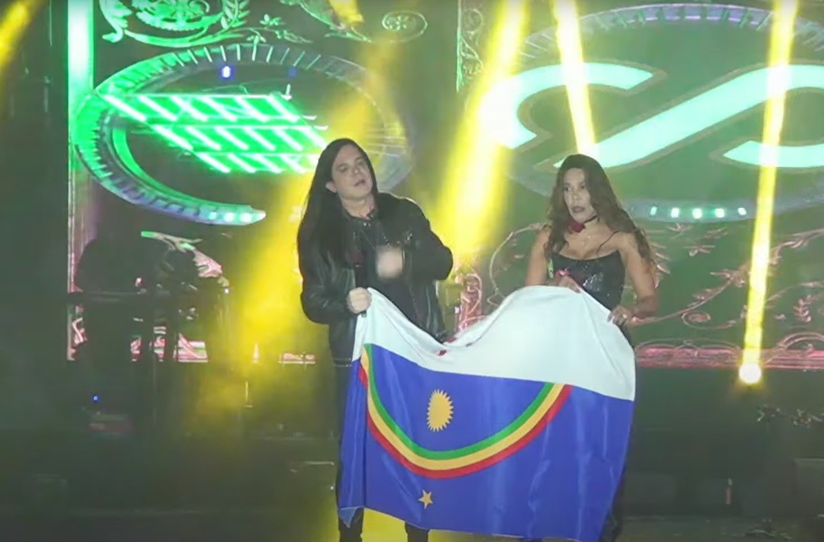 'Sou corintiana': cantora da banda Calcinha Preta confunde bandeira de Pernambuco com a de time de futebol; VÍDEO