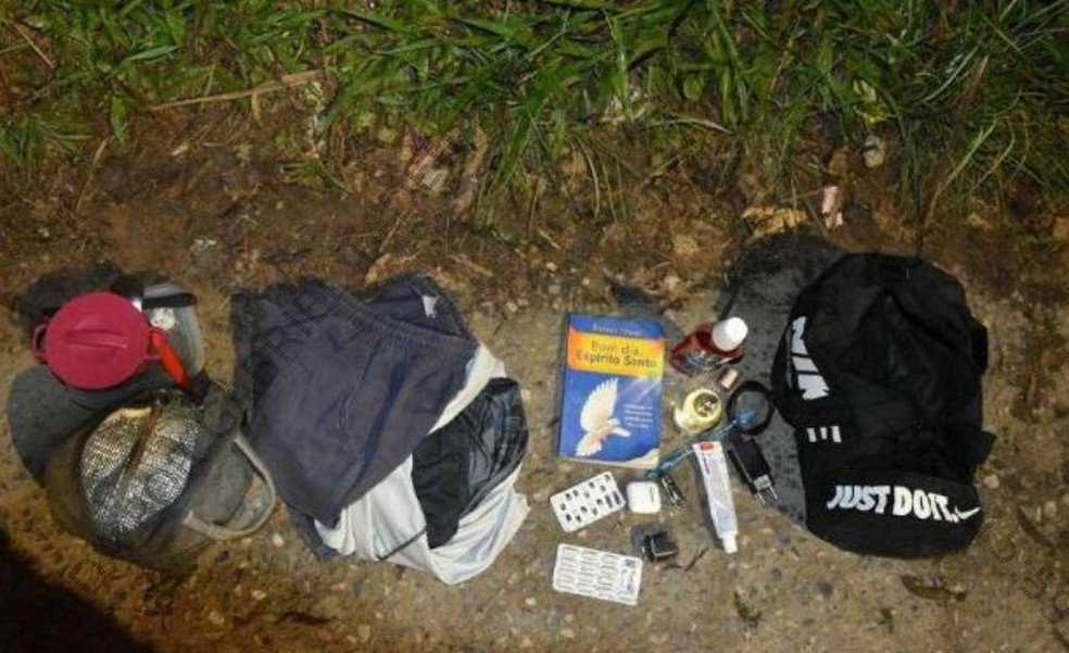 Foram encontrados com a vítima carteira, celular, remédios, livro, marmita, talheres e itens de higiene. — Foto: Reprodução