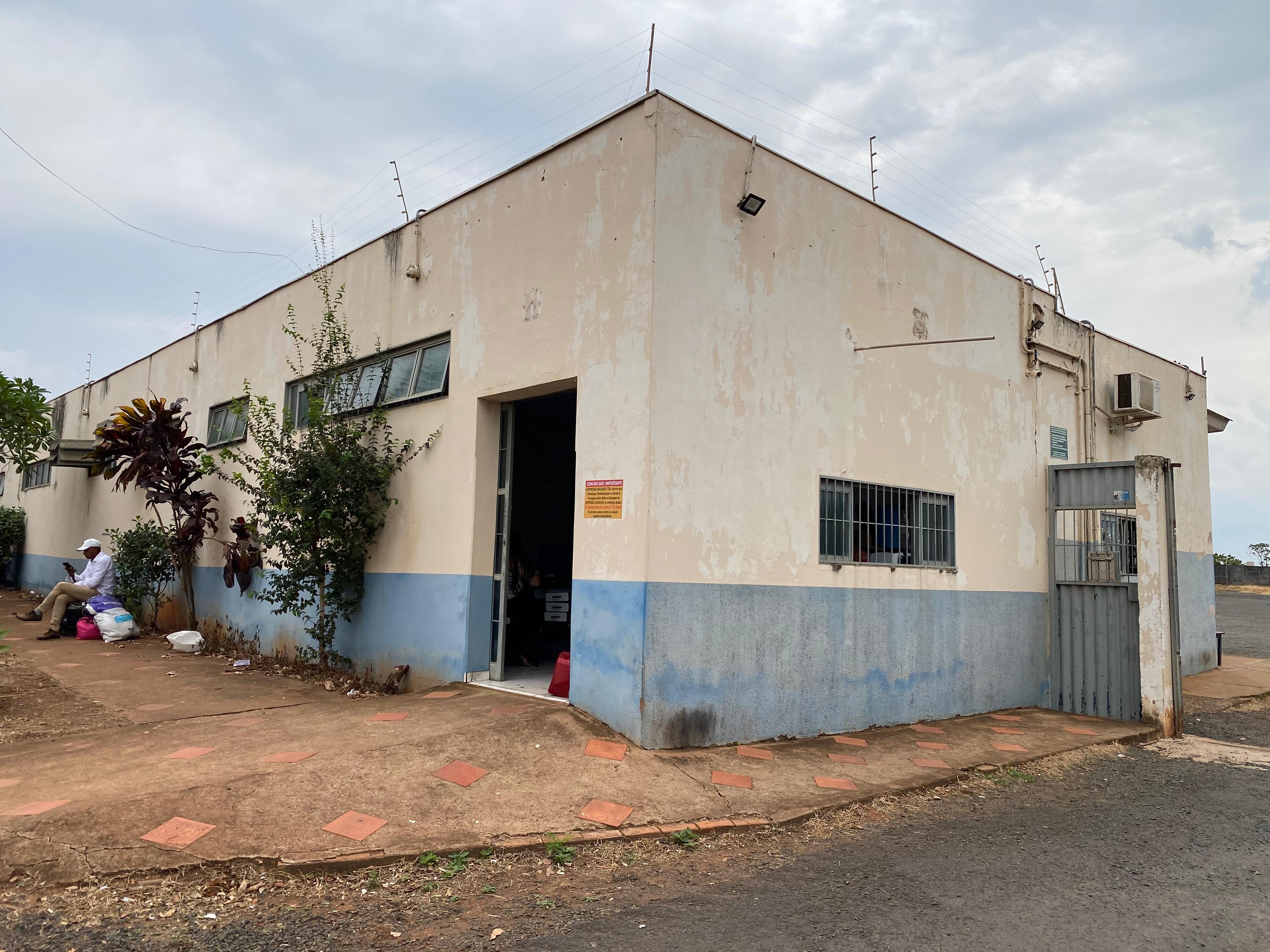 Rodoviária interditada obriga empresas a improvisar embarque, desembarque e atendimento em Araguari