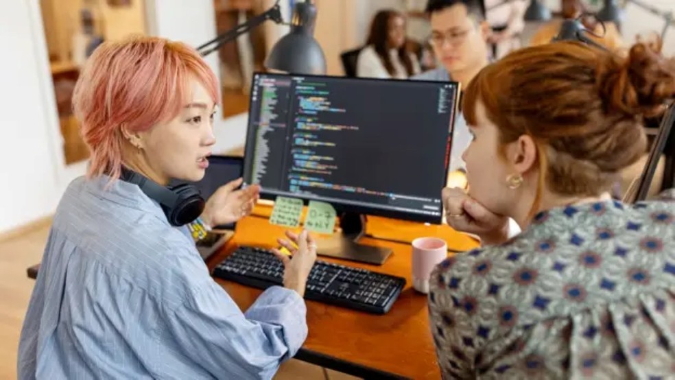Líderes do setor dizem que IA significa menos horas de trabalho — mas seus funcionários afirmam trabalhar até 90 horas semanais. — Foto: Divulgação/BBC Brasil