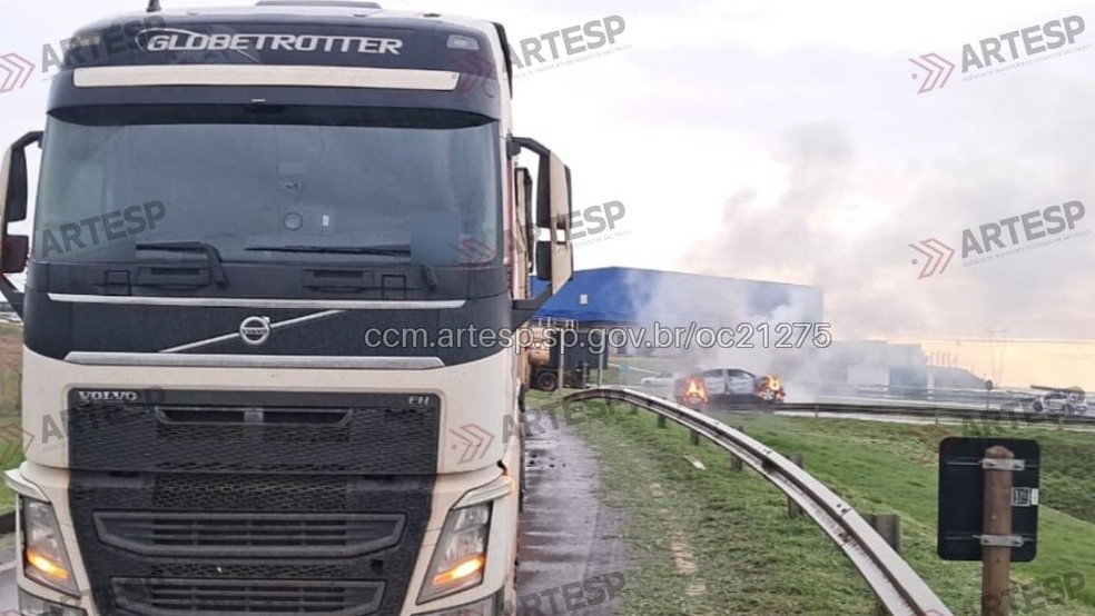 2 de 2
O motorista da carreta saiu ileso, enquanto a pessoa que dirigia o carro sofreu ferimentos graves em acidente de Maraca&iacute; (SP) &mdash; Foto: CCM - Artesp/Divulga&ccedil;&atilde;o