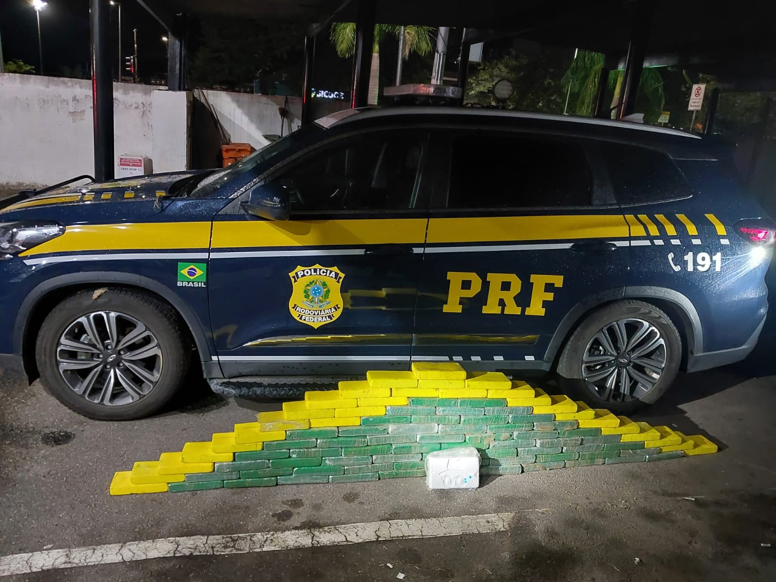 Motorista é preso com 90 tijolos de cocaína escondidos em porta-malas de carro na Fernão Dias em SP