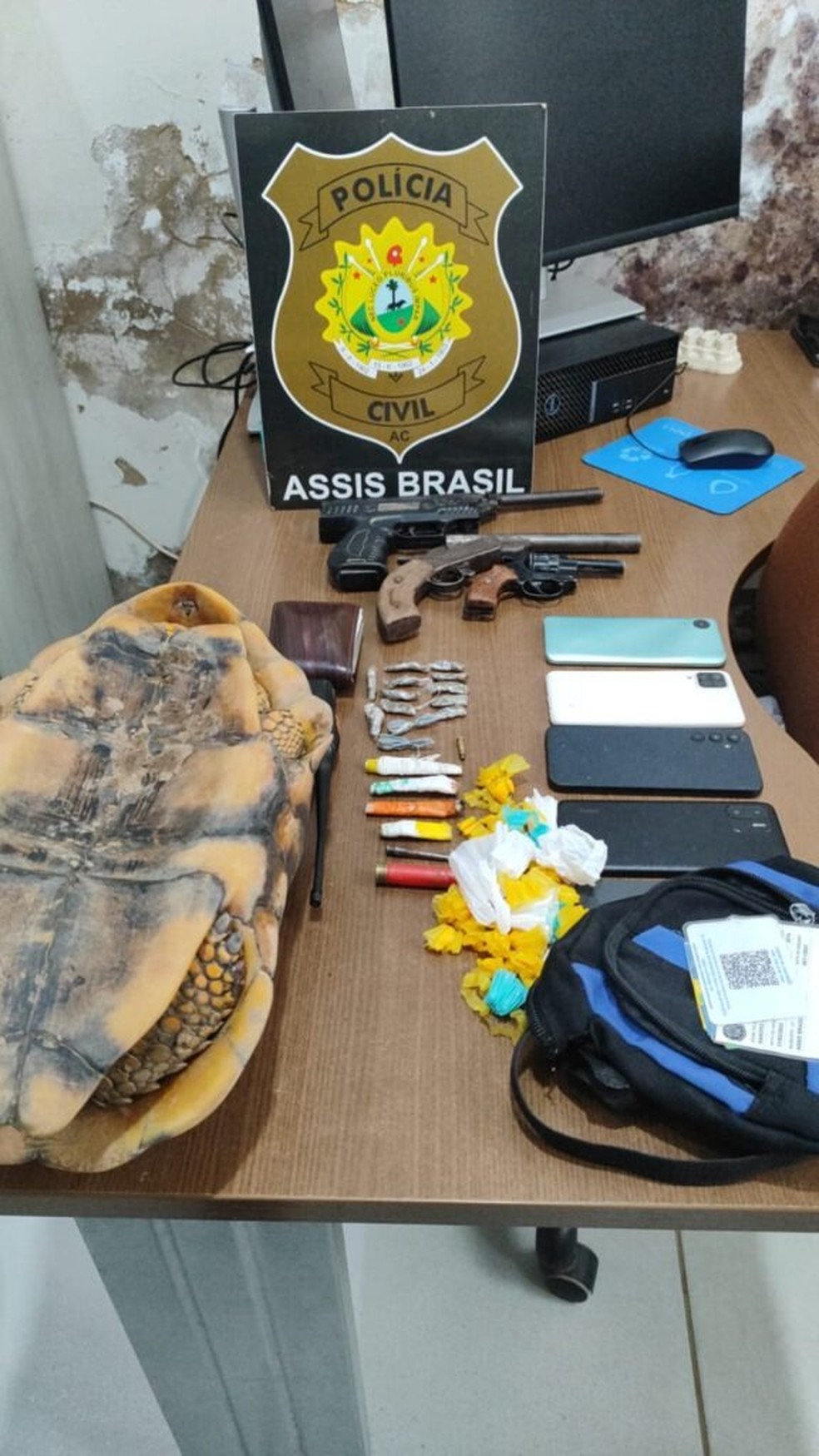 Na operação, foram apreendidas armas, drogas e celulares em Assis Brasil — Foto: Asscom/Polícia Civil