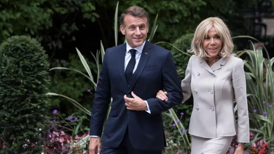 Casal Macron vai apresentar 'prova científica' de que primeira-dama da França é mulher para Justiça nos EUA - Documentação será parte de um processo por difamação contra a influenciadora de direita Candace Owens, que disse acreditar que Brigitte Macron nasceu homem.