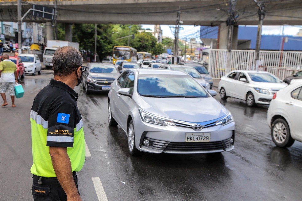 EFICIÊNCIA DA TRANSALVADOR: Carro é rebocado após estacionar em frente a  Garagem no Rio Vermelho – Subúrbio News