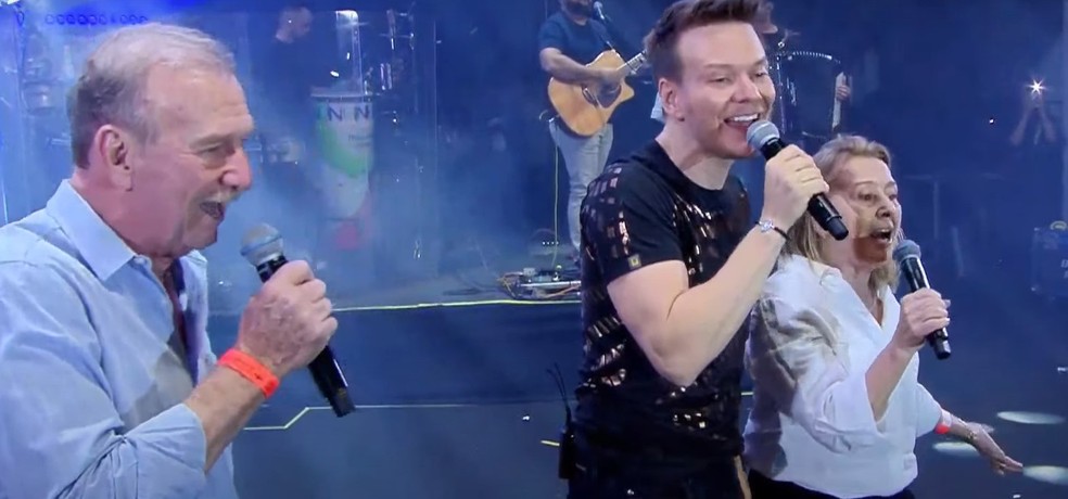 Michel Teló canta com seus pais, dona Nina e seo Aldo, Meu Mato Grosso do Sul — Foto: Reprodução/TV Morena