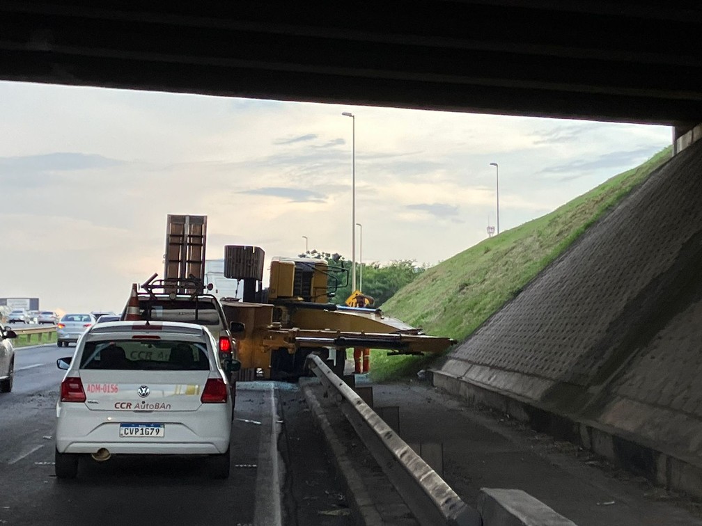 Tombamento de escavadeira bloqueou uma das faixas da marginal da Rodovia Anhanguera (SP-330), em Sumaré (SP), nesta terça (2) — Foto: Gustavo Biano/EPTV