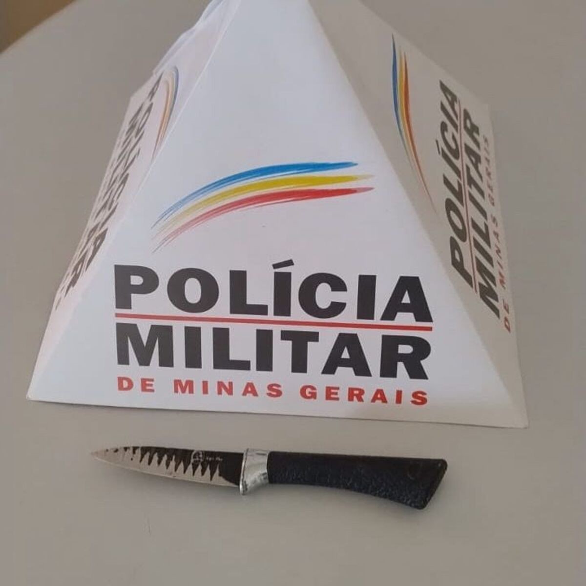 Mulher agride marido com punhal e diz à PM que agiu em legítima defesa após ele quebrar objetos e empurrá-la