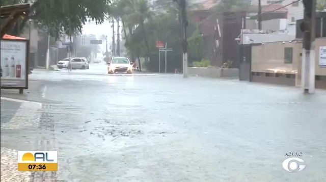 Chuvas fortes causam alagamentos em Maceió e alerta permanece para o litoral de Alagoas