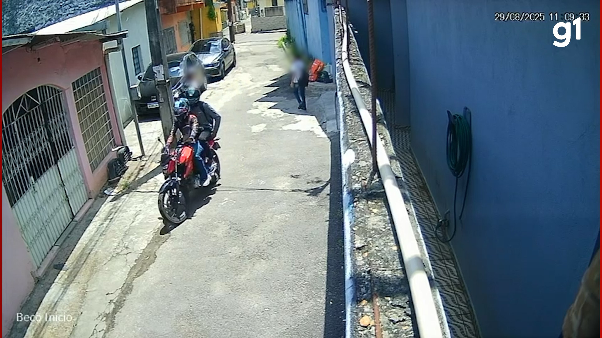 Criança e adolescente são assaltados por dupla em moto na Zona Leste de Manaus; VÍDEO