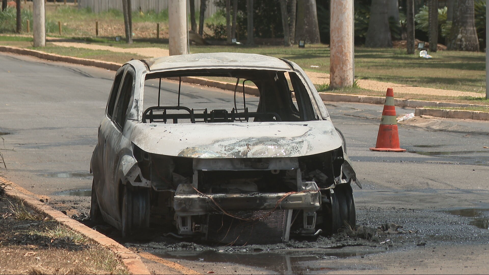 Carro pega fogo próximo ao Lago Paranoá, em Brasília