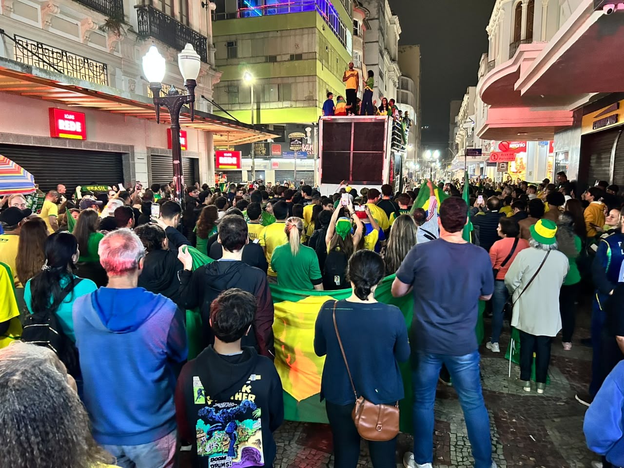Apoiadores de Flávio Bolsonaro fazem caminhada pelo Centro de Juiz de Fora