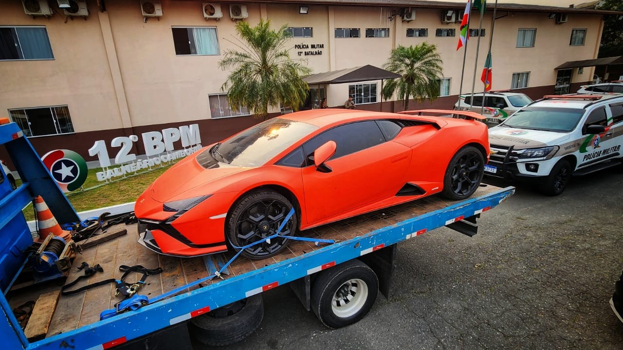 Carro de R$ 5 milhões é apreendido em oficina de Balneário Camboriú em ação contra rifas ilegais envolvendo influenciadores da BA