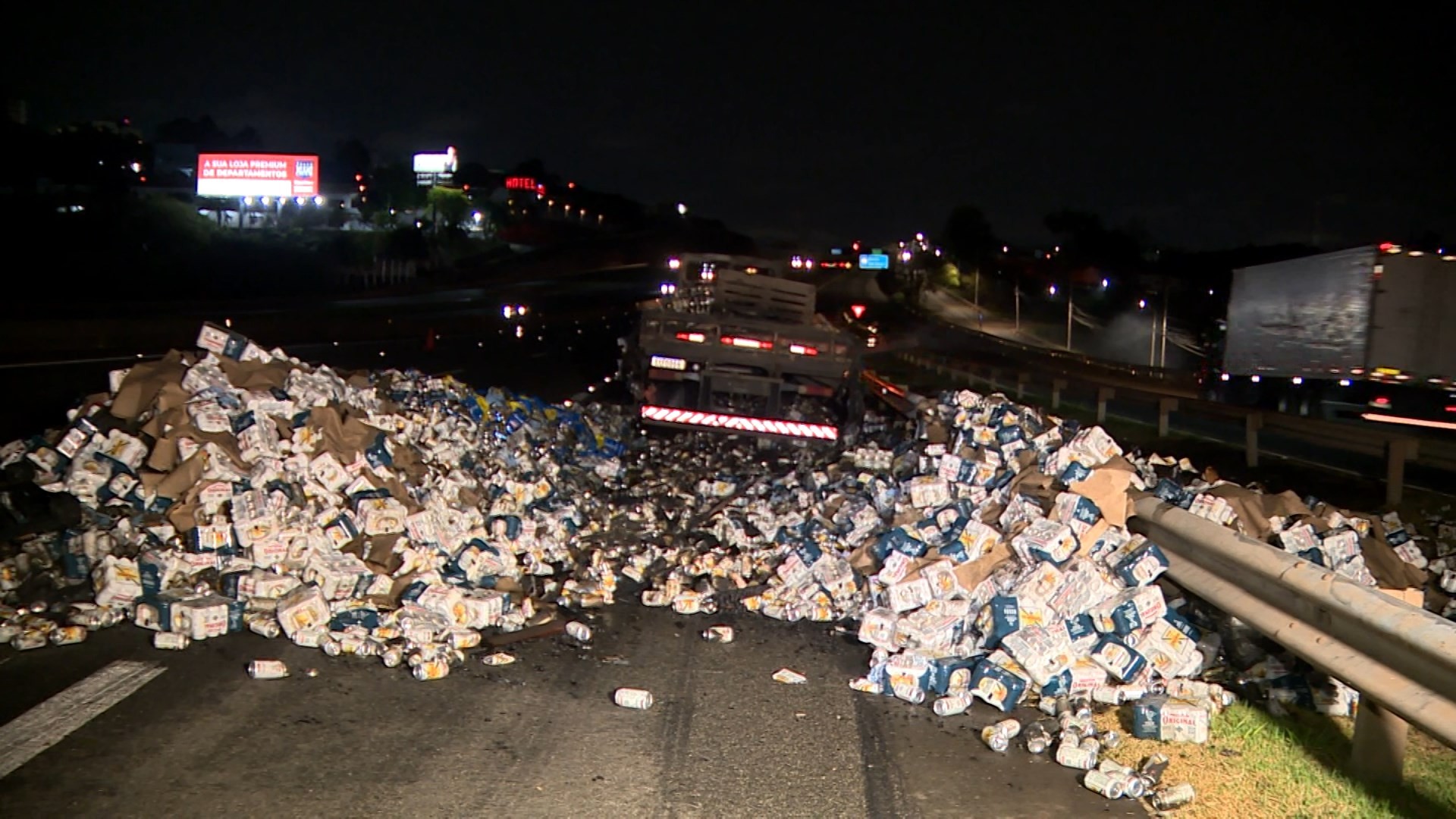 Caminhão com 14 toneladas de cerveja pega fogo na Rodovia D. Pedro I, em Campinas; ninguém se feriu 