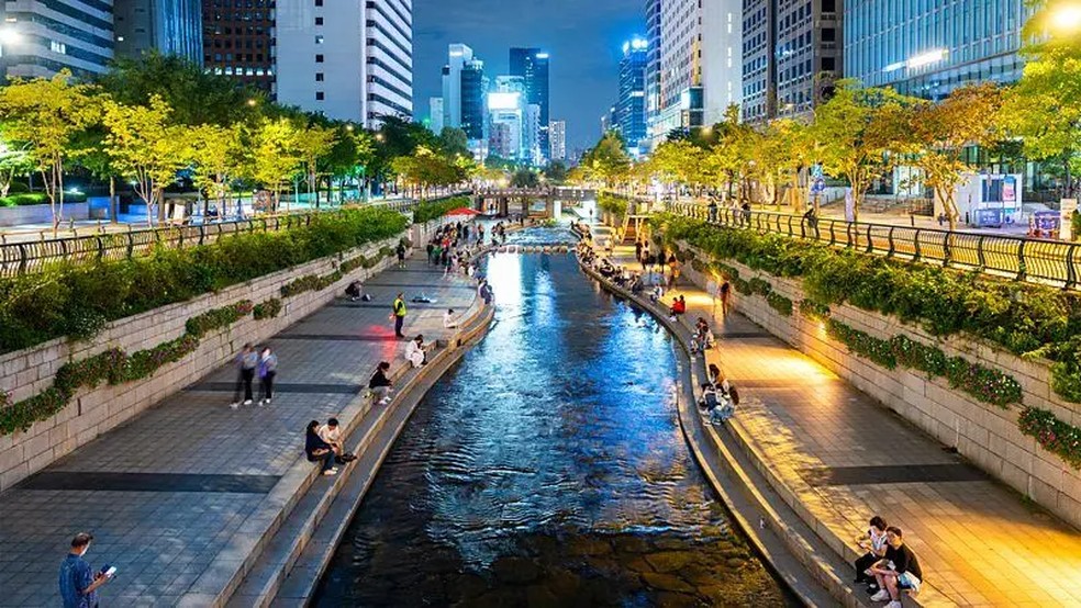O rio Cheongyecheon, no centro de Seul, oferece uma ideia do design inteligente e sustentável da capital da Coreia do Sul — Foto: Getty Images