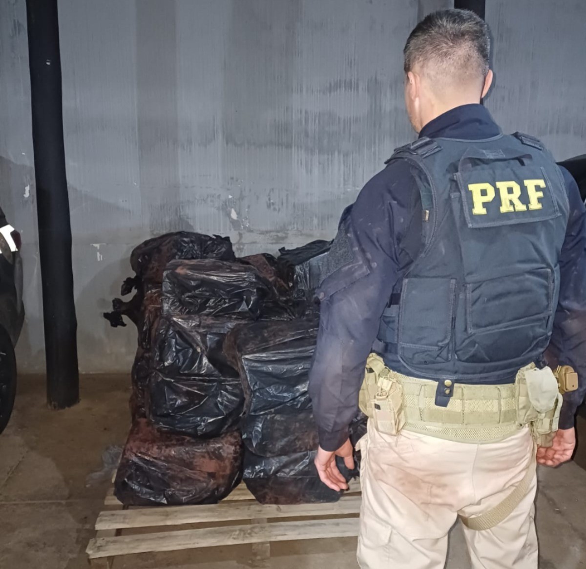 Mais de uma tonelada de maconha é apreendida em carreta na BR-262, em MG 