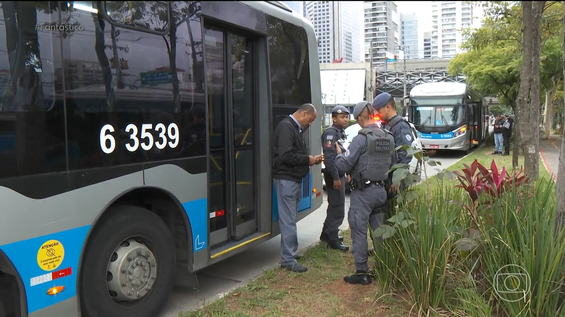 Novos vídeos mostram ataques a ônibus em São Paulo; polícia busca autores do vandalismo