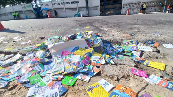 Rua em frente a escola no bairro Cidade Nova amanheceu suja de 'santinhos' com candidatos — Foto: Rede Amazônica/Reprodução