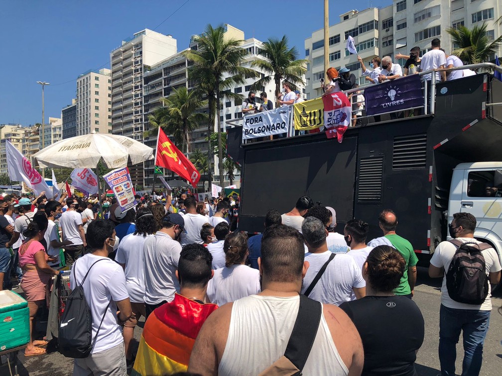 Manifestantes fixam cruzes em frente ao Mercado de São Brás, em