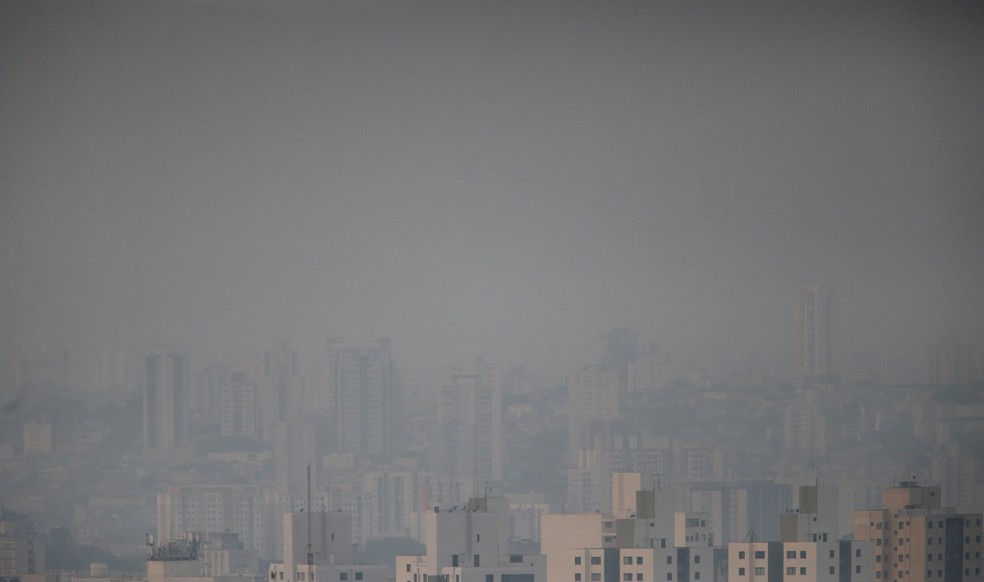 Prédios praticamente somem no horizonte devido à camada de poluição e fumaça em São Paulo — Foto: Paulo Pinto/Agencia Brasil