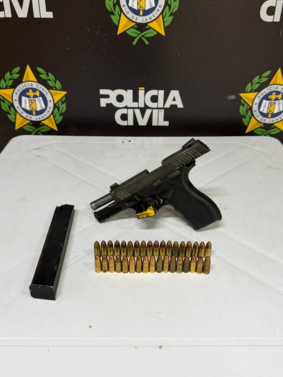 Polícia apreende arma ligada ao tráfico; tio de suspeita é conduzido à delegacia