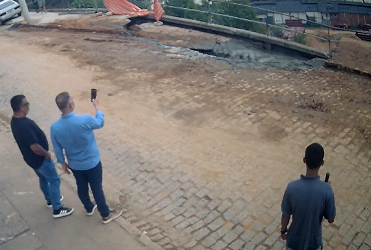 Vídeo mostra desmoronamento durante obra em rua de Teresópolis; morador ironiza reparos: 'Vocês estão de parabéns'