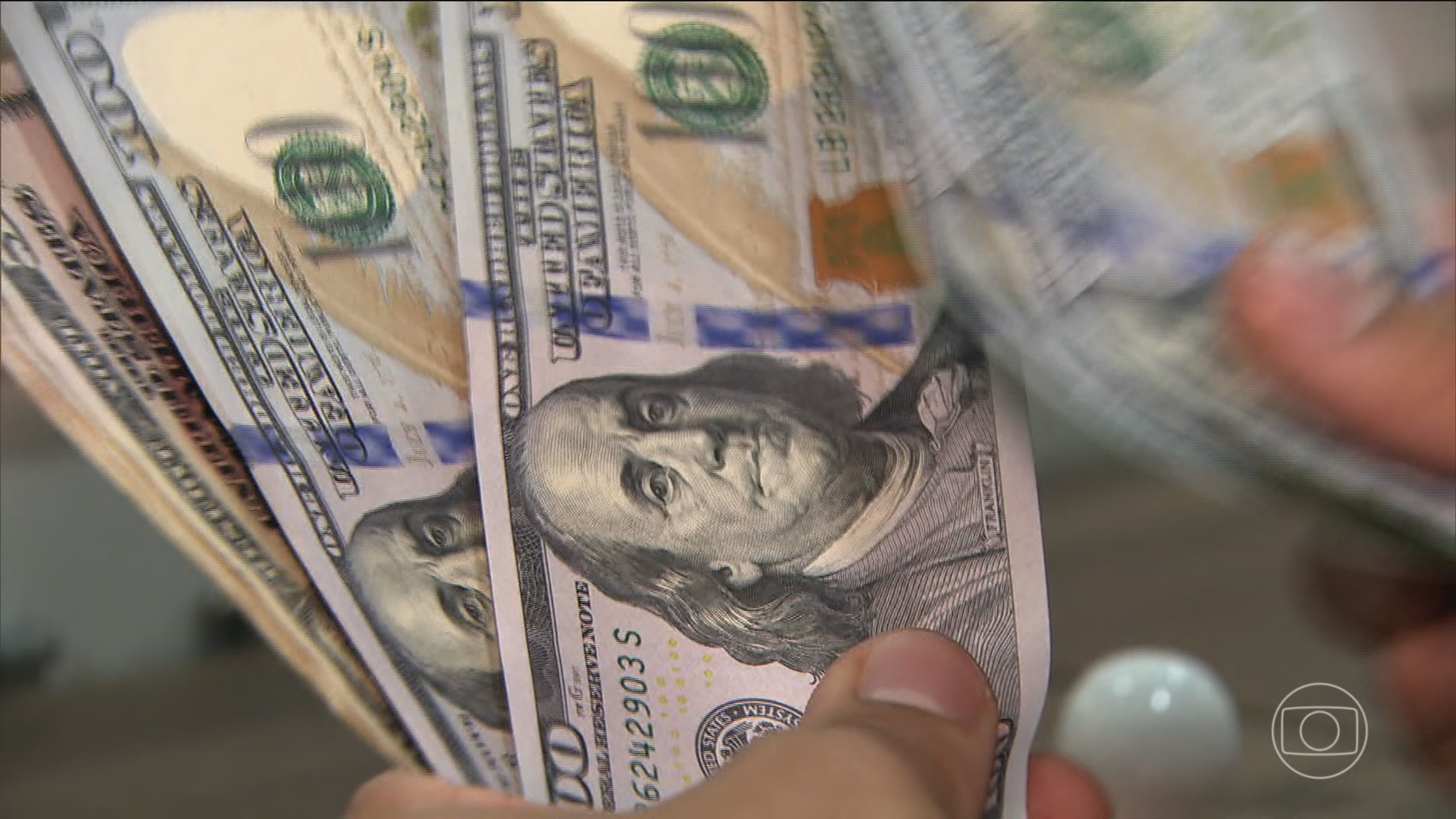 Dólar abre em alta com atenção aos dados de emprego no Brasil e aos discursos do Fed