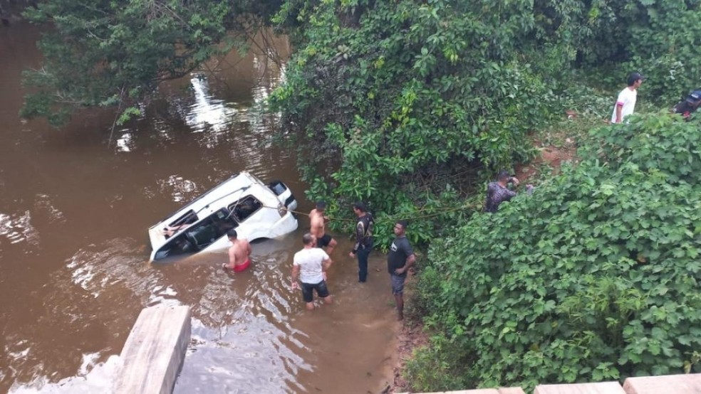 Carro com família caiu em rio e cinco pessoas morreram — Foto: Reprodução