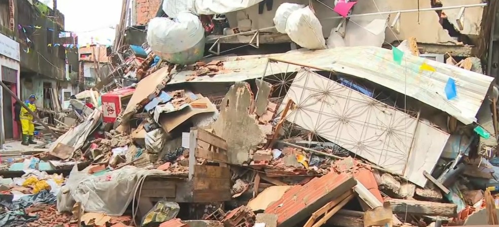 Prédio de três andares desabou no bairro do Uruguai, em Salvador — Foto: TV Bahia