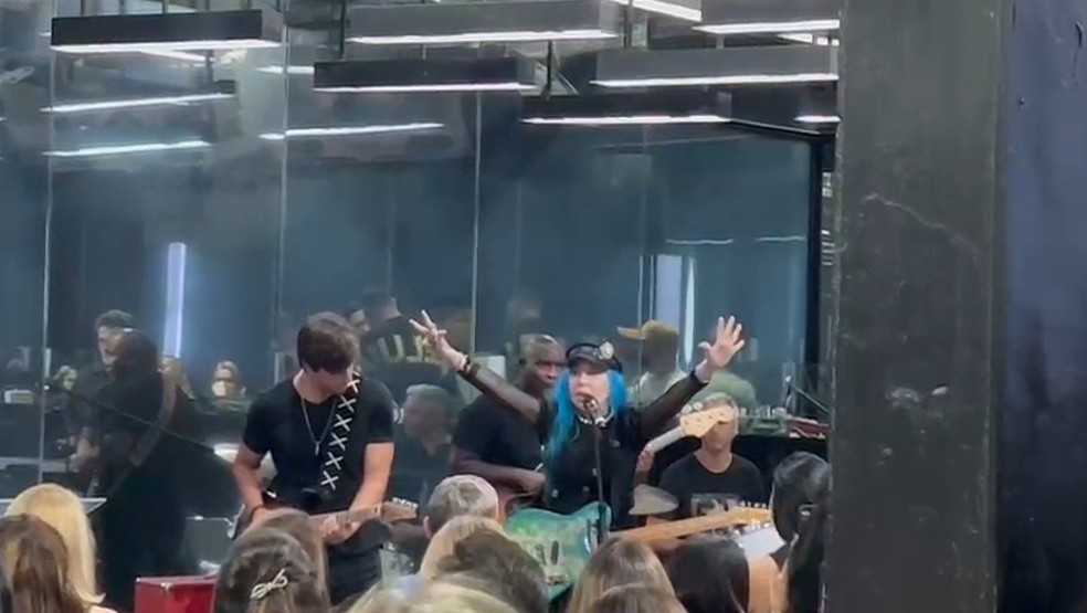 Baby do Brasil pede para vítimas de abuso perdoarem seus agressores durante culto em balada — Foto: Letícia Dauer/g1
