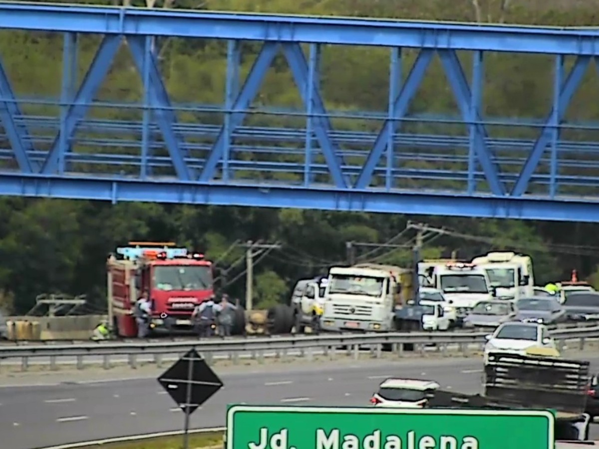 Caminhão dos bombeiros quebra e causa congestionamento na Rodovia Dom Pedro I, em Campinas