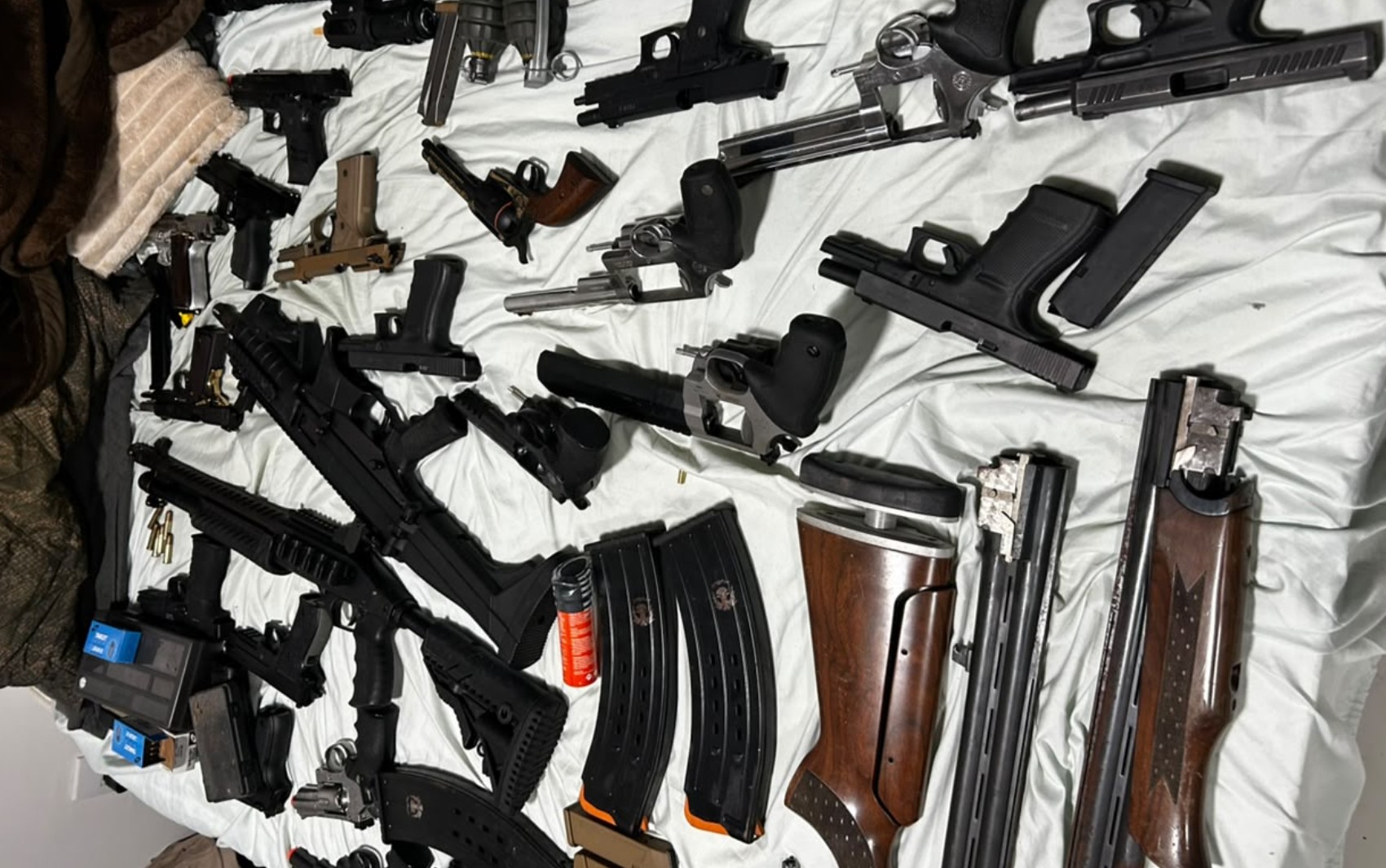 PF apreende 44 armas e cheques de R$ 1 mi em operação contra fraudes em registro de CACs na Bahia