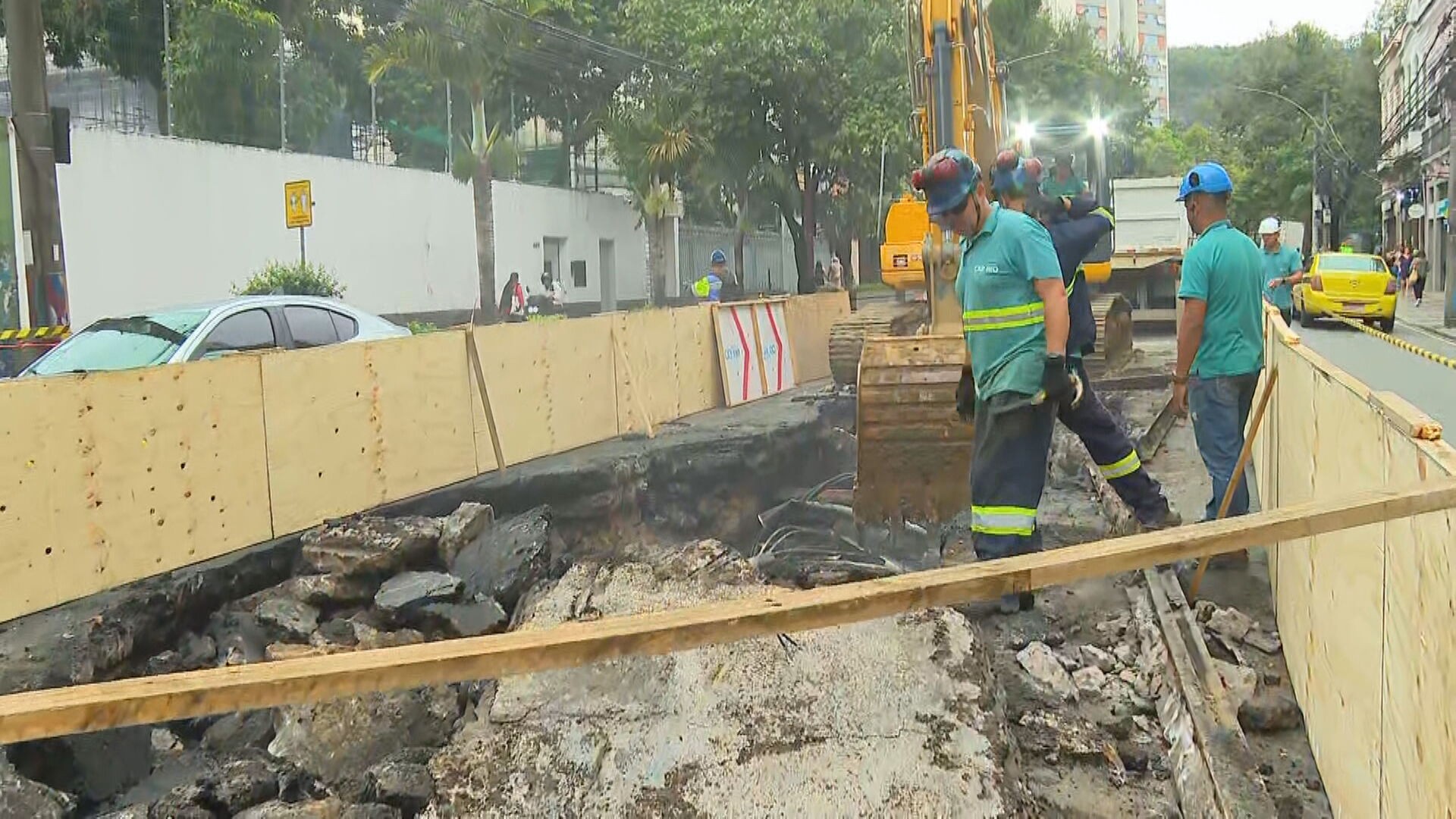 Após asfalto ceder, Rua das Laranjeiras segue em manutenção e parcialmente fechada