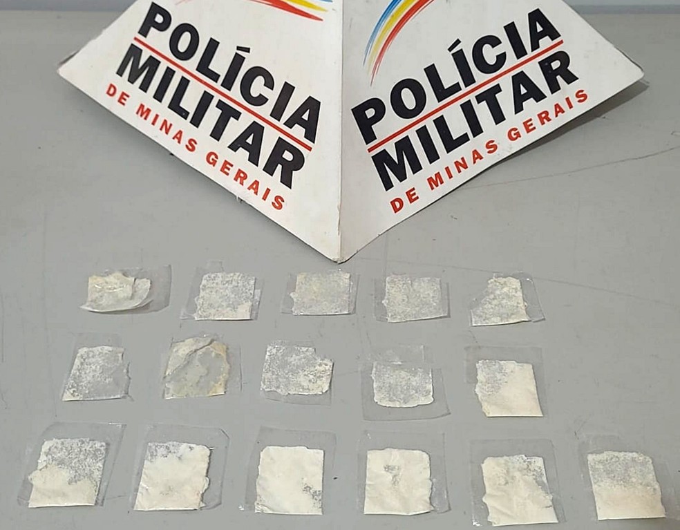 Criança de 4 anos leva 16 papelotes de cocaína para escola de Itamonte — Foto: Polícia Militar/Divulgação