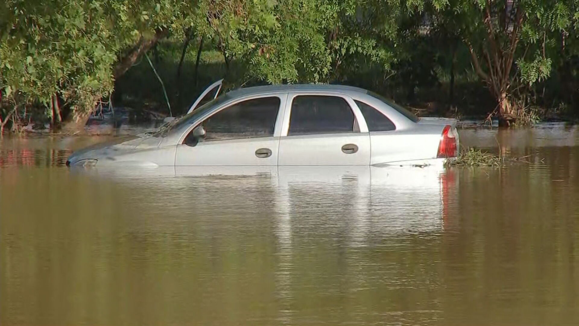Alagamentos, interdições e deslizamento de terra: chuva forte causa estragos na região de Sorocaba 