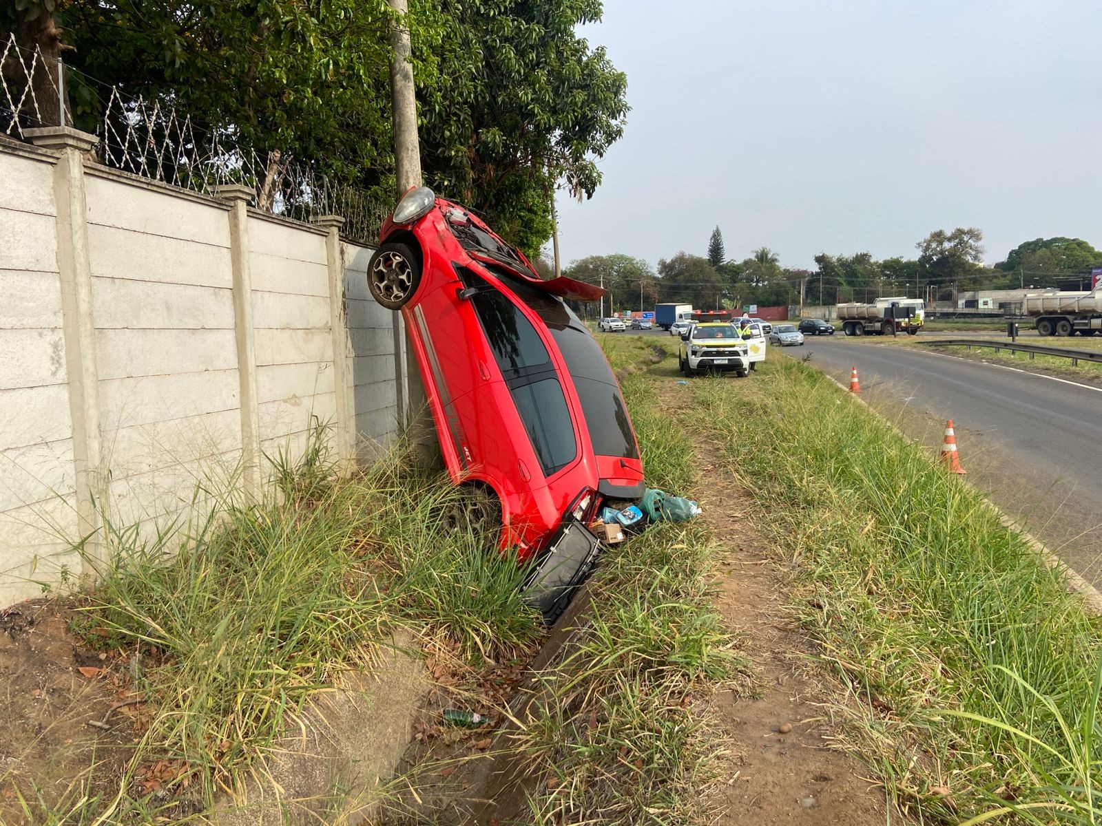 Motorista perde controle de carro e 'sobe' em poste às margens da Estrada Velha do Tupi em Piracicaba; veja imagens 
